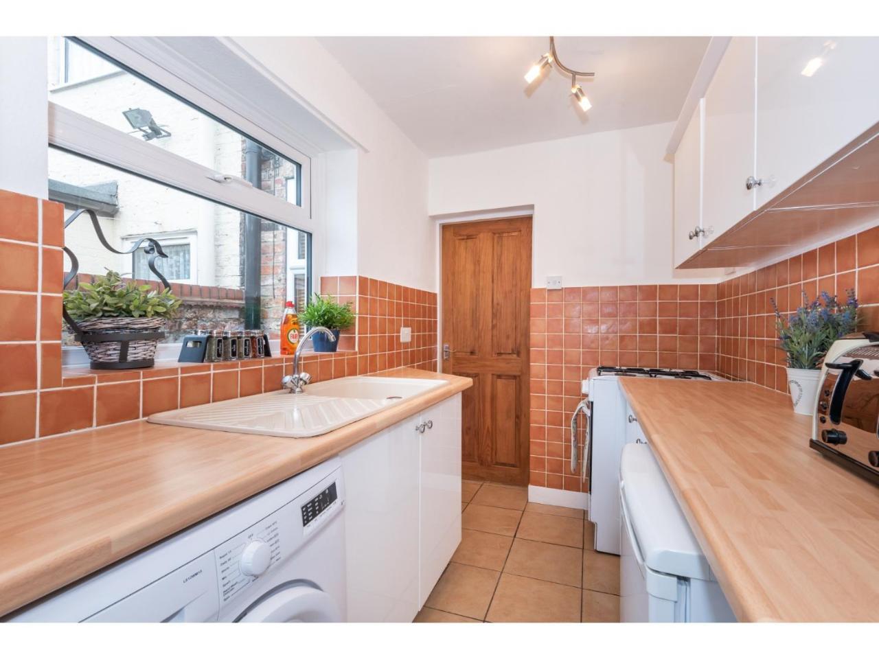 Beautiful 2 Bed With Free Parking - Pass The Keys Apartman York Kültér fotó